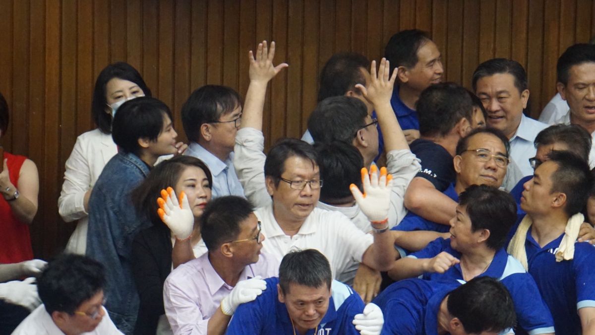▲藍綠立委在立法院主席台爆發激烈拉扯。（圖／記者呂炯昌攝）