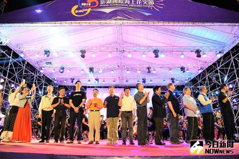 ▲澎湖縣長賴峰偉指出,目前全球疫情隨時還會有第二波疫情來臨,為了大家的健康安全著想,歡迎遊客來澎欣賞花火節,還是要保持社交距離。(圖/記者張塵攝,2020.06.29)