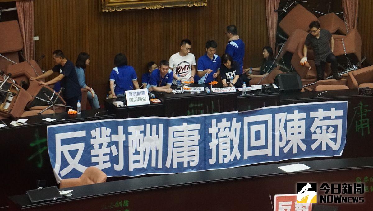 ▲不滿監委提名同意案，國民黨立委28日晚間佔領議場主席台。（圖／記者呂炯昌攝）