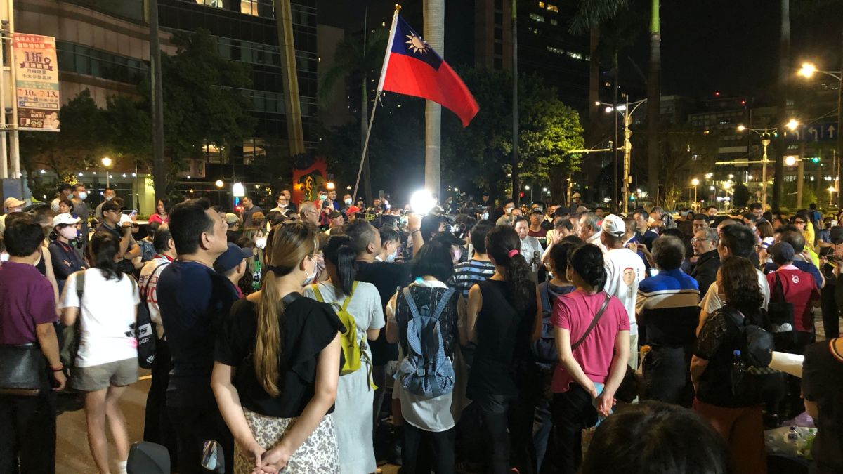 ▲立法院內藍委們佔據議場，立法院外也有上百名支持者到場聲援。（圖／記者丁上程攝,2020.6.28）