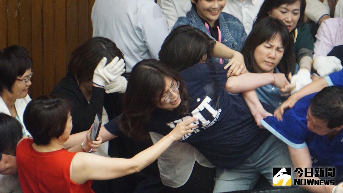 ▲藍委攻佔立法院議場，突襲行動20小時告終。（圖／記者呂炯昌攝）