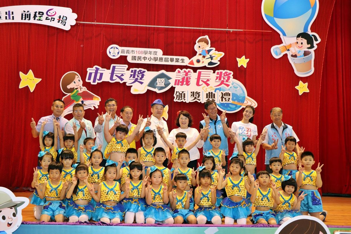 ▲黃敏惠表示，期望每個孩子們都帶著所有教師、貴賓、家長的祝福，勇敢往前逐夢。〔圖／嘉市府提供2020.06.29〕