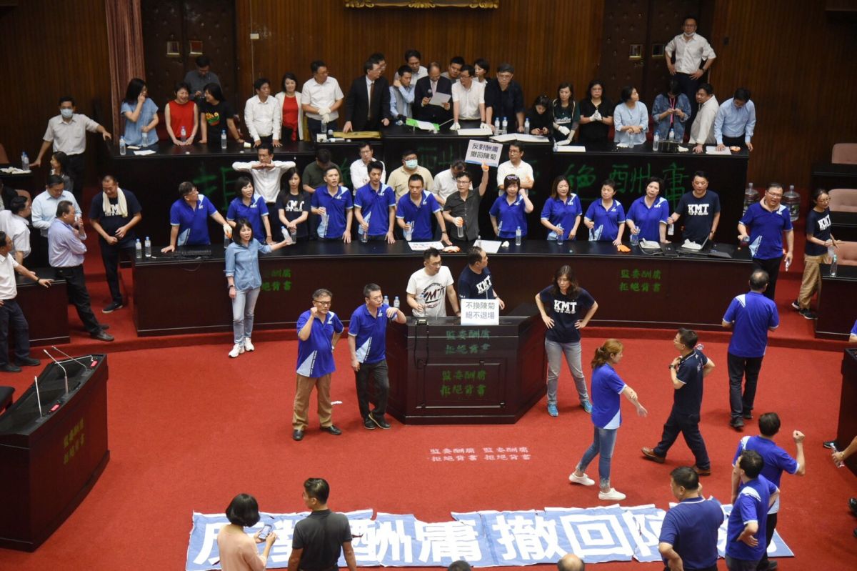 ▲國民黨此次發動佔領議場，事前可謂做好相當充足的論述，最後才以佔領主席台的方式表達抗爭。 (圖/記者呂炯昌攝)