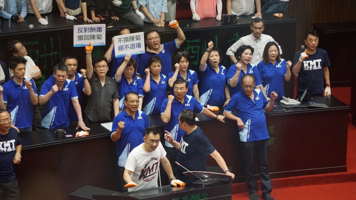 ▲立法院國民黨團6月29日在議場與民進黨肢體攻防。(圖 / 記者呂炯昌攝)