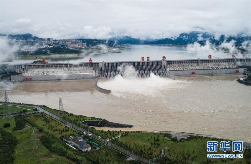 ▲長江三峽大壩今年首次洩洪。（圖／翻攝自推特《中新社》）