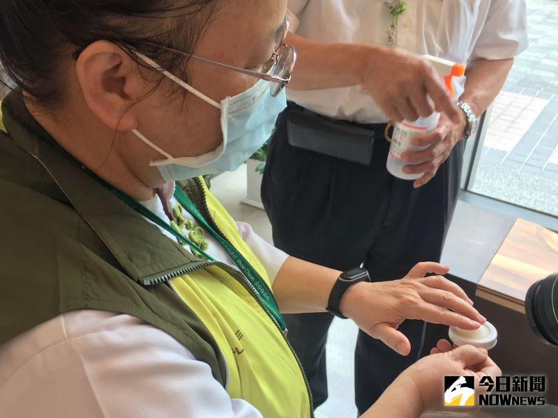 ▲秀傳醫療體系副總裁古鳴洲研發「隨心酒精盒」,可以消毒手指上百次、乾洗手20次,隨身攜帶輕巧又實用。(圖/記者陳雅芳攝,2020.06.29)