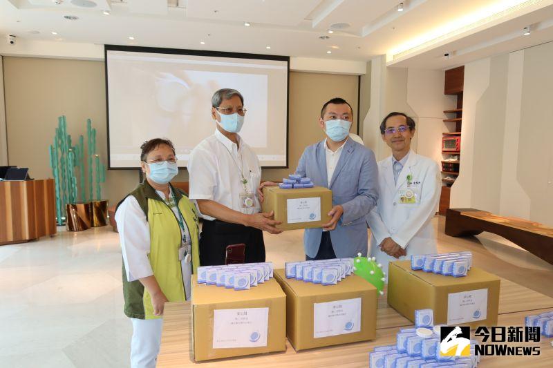 ▲秀傳微創育成中心廠商贈送1000個「隨心酒精盒」給醫院的醫護人員和志工。(圖/記者陳雅芳攝,2020.06.29)