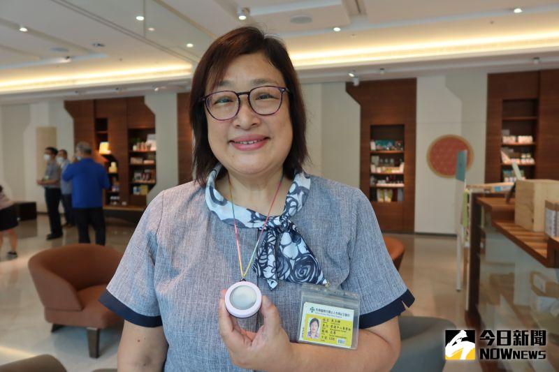▲「隨心酒精盒」讓醫護人員走到哪用到哪,一隻手指頭按壓就可用酒精消毒。(圖/記者陳雅芳攝,2020.06.29)