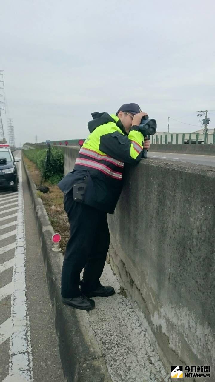 ▲交通隊加強台61線西濱快速公路超速測照勤務。(圖/記者陳雅芳攝,2020.06.29)