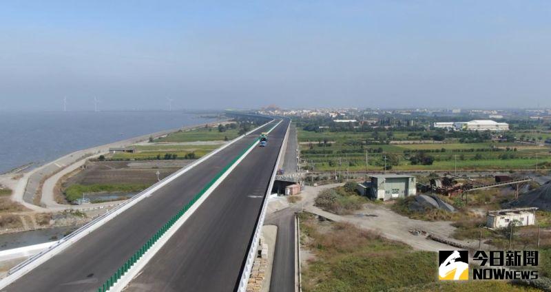 ▲西濱台61線快速道路,號稱「窮人高速公路」可以南來北往,全程無收費站卻有一流的海景。(圖/記者陳雅芳攝,2020.06.29)
