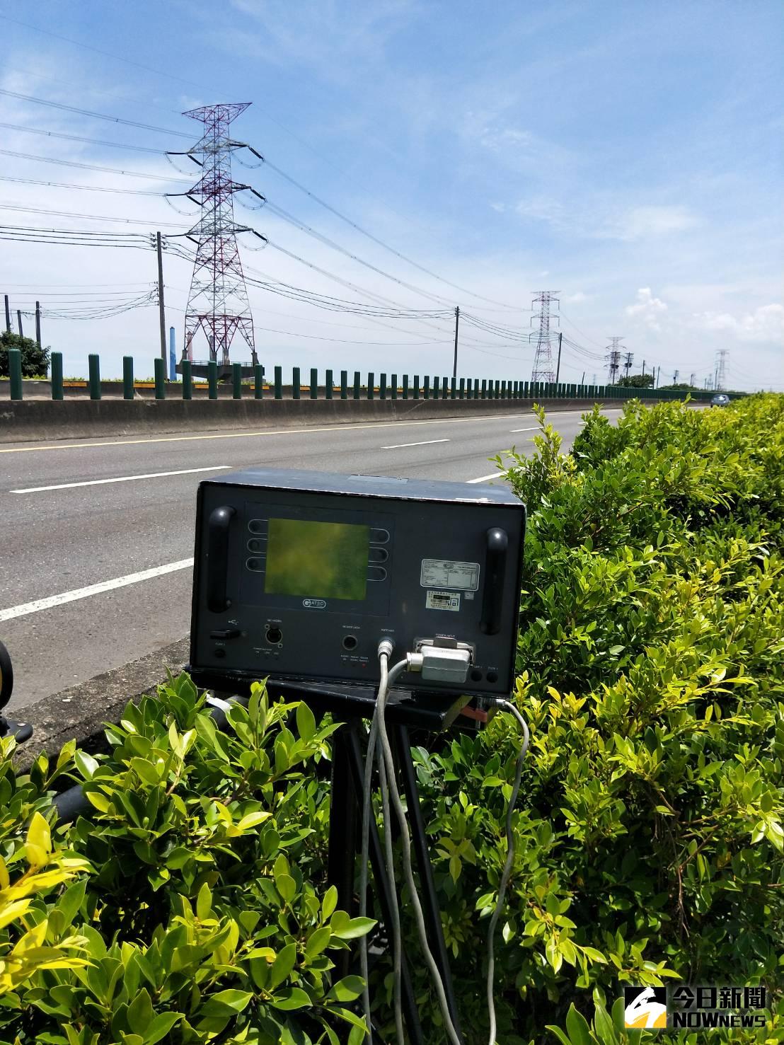 ▲彰化縣警局交通隊恢復台61線西濱快速公路測速照相取締，呼籲用路人注意行車速度與安全。（圖／記者陳雅芳攝，2020.06.29）