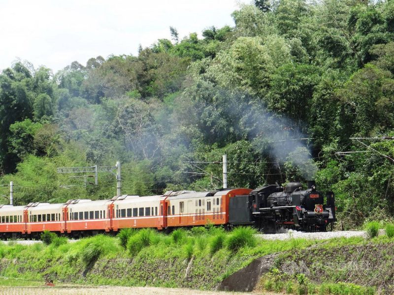 ▲台鐵於暑假期間推出郵輪式列車行程，包含搭乘蒸汽火車「仲夏寶島號」，雙人房最低 5700 元起。（圖／台鐵）