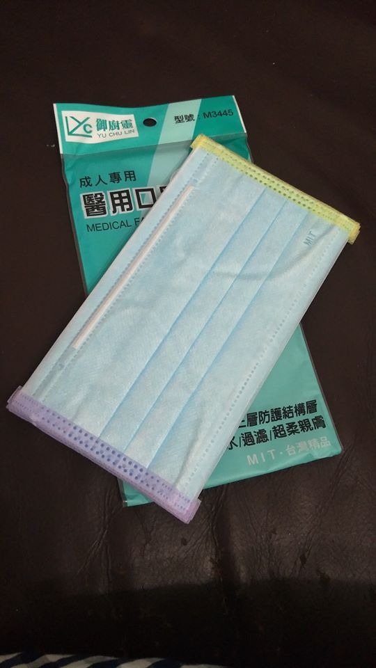 ▲網友拿到馬卡龍配色的口罩。(圖/翻攝自我愛全聯-好物老實説)