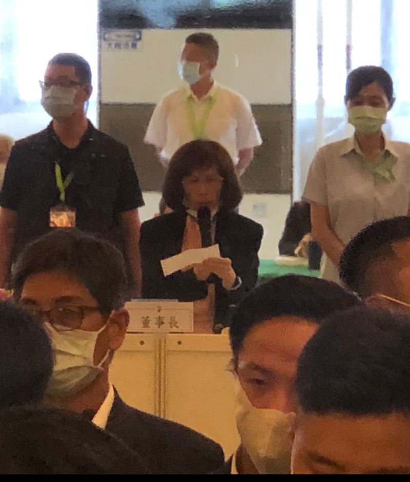▲大同股東會今(30)日登場,場內不斷有股東大喊「林郭下台」,而會場也派出十排黑衣保鑣戒備,主席台前還有一大片防護透明隔層。(圖/讀者提供)