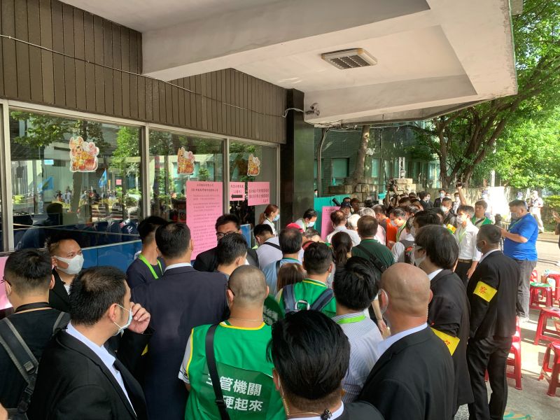 ▲大同股東會今(30)日登場,一早場外就聚集「黑衣人」保安大隊。(圖/讀者提供)