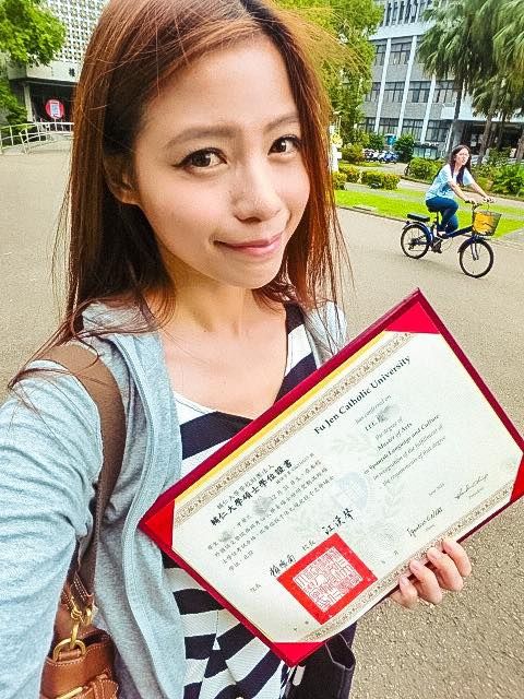 ▲蘿莉塔無奈貼出2大鐵證,證明自己畢業於輔大西文所。(圖/蘿莉塔臉書)