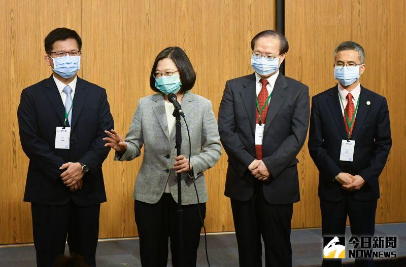 ▲國民黨團不滿監委提名名單,霸佔立院議場行動表示抗議,總統蔡英文(左2)出席中華電信5G啟用典禮,針對此事表示,她認為自己提的這份名單比馬前總統還要好很多。(圖/記者葉政勳攝 , 2020.06.30)