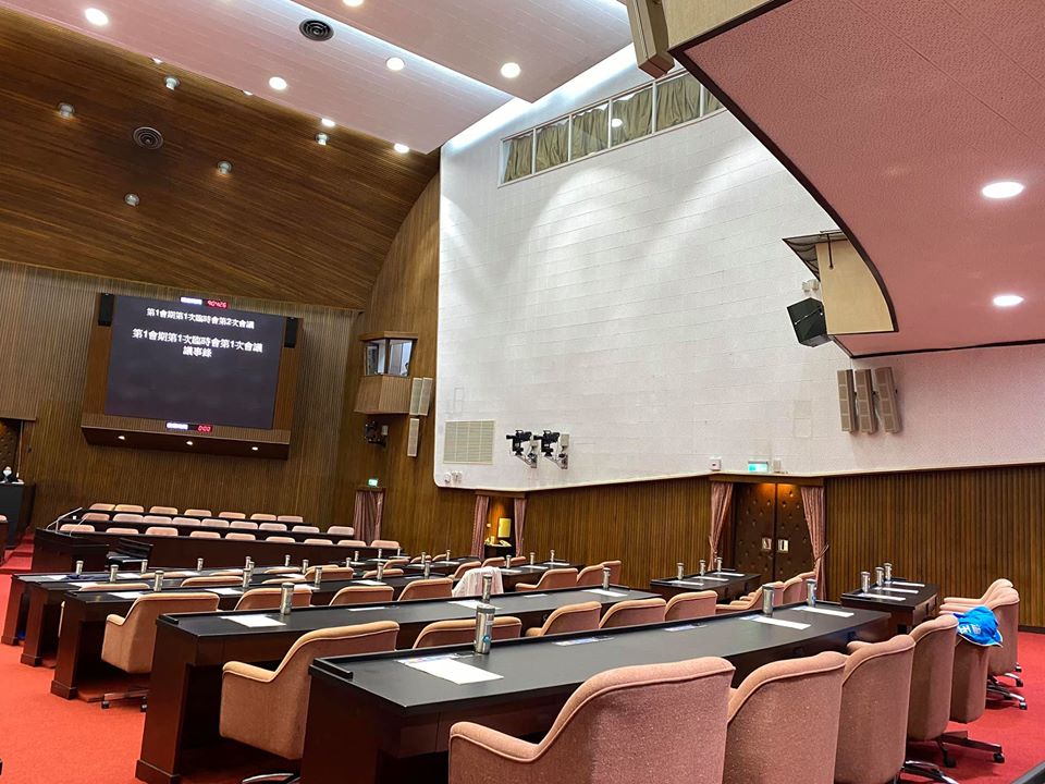 ▲高嘉瑜分享立院內的照片，透露自己早上 6 點就到達備戰，但 9 點開會時國民黨一個都沒來。（圖／翻攝自高嘉瑜臉書）