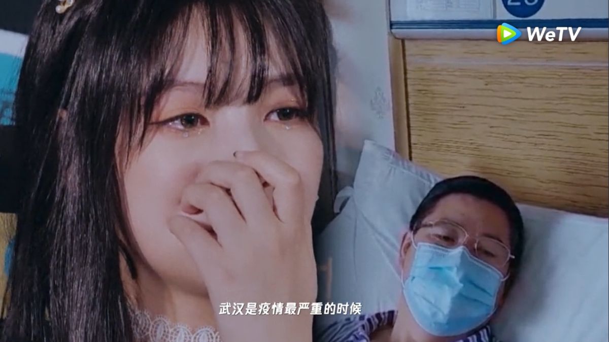 ▲父親在病床上錄製影片隔空替趙粵助陣。（圖／ WeTV提供） 