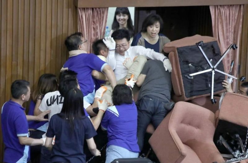 ▲眼尖網友發現,在議場衝突中高嘉瑜的姿勢和表情非常趣味。(圖/翻攝自高嘉瑜臉書)