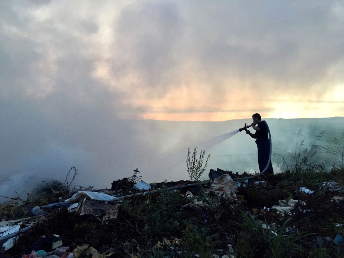 ▲澎湖七美鄉西湖村垃圾掩埋場29日下午發生火警，因澎湖海域颳起強烈的南風，使得距離43公里遠的馬公本島籠罩在垃圾悶燒的焦臭味之中。（圖／澎湖縣消防局提供）