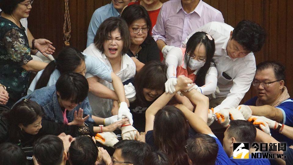 ▲國民黨佔領立院議場只撐20小時就被綠營清場，被藍營媒體人噓爆。（圖／記者呂炯昌攝）