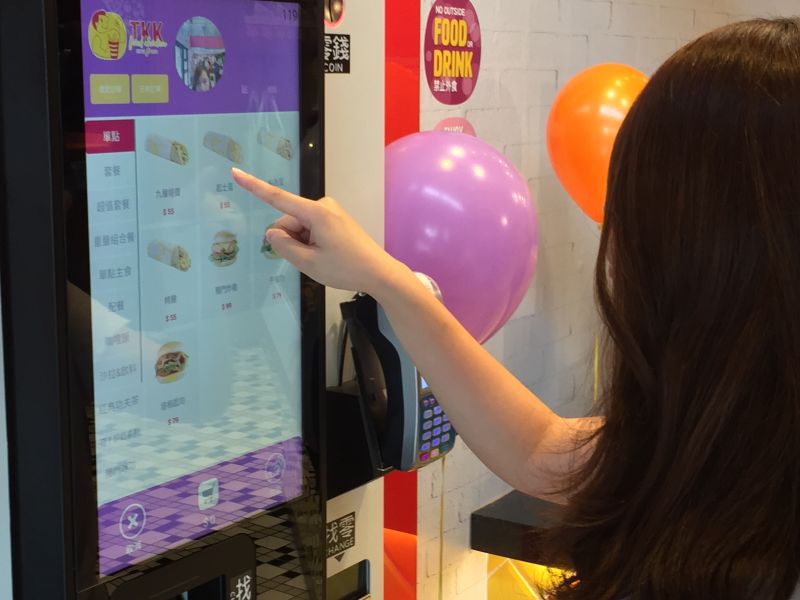 ▲台灣本土的速食業者也推出全新型態店面,此次更推出早餐時間新選擇搶進市場,更引進了具有人臉辨識系統的自動點餐機,紀錄每一個客人的餐點喜好。(圖/記者黃仁杰攝,2020.06.30)