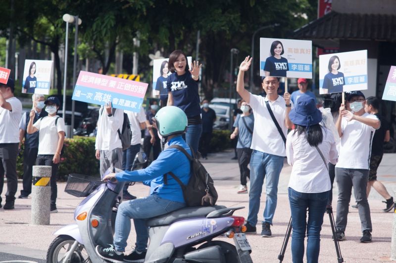 ▲李眉蓁今上午8時20分到中正三路、民族路口向往來民眾問安拜票，爭取支持，不少路過民眾停下來比讚，為李眉蓁加油打氣。（李眉蓁競辦提供）