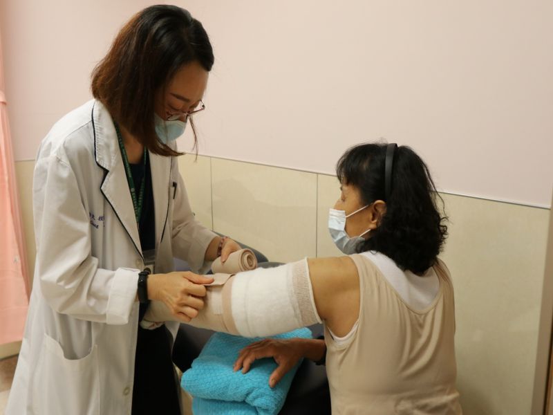 ▲歐美國家廣為流行的「整合性退腫治療」近年來引進台灣，可以有效管理與控制淋巴水腫，協助患者恢復良好生活品質(圖／林重鎣翻攝2020.6.30)
