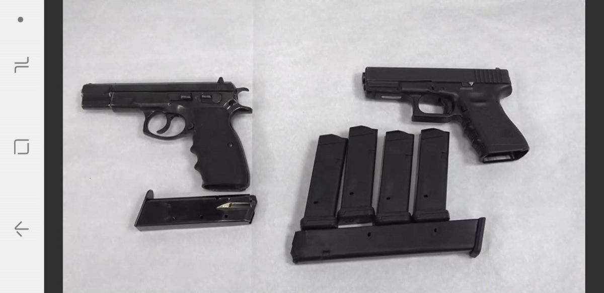 ▲警方起出2把制式手槍案。（圖/警方提供)