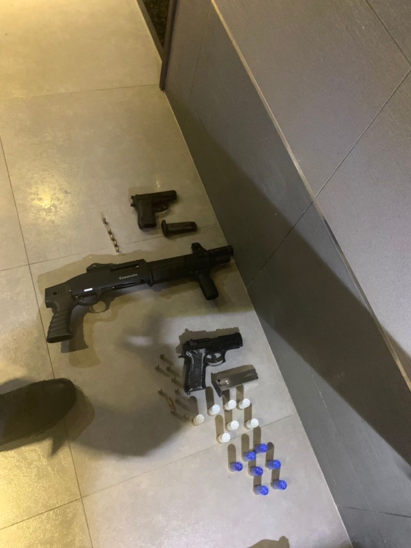 ▲▲警方前往鳳山區陳姓主嫌承租處逮獲陳男,並起獲1枝散彈槍、2把手槍及子彈30發,全案擴大偵辦中。(圖/記者郭凱杰翻攝,2020.06.30)