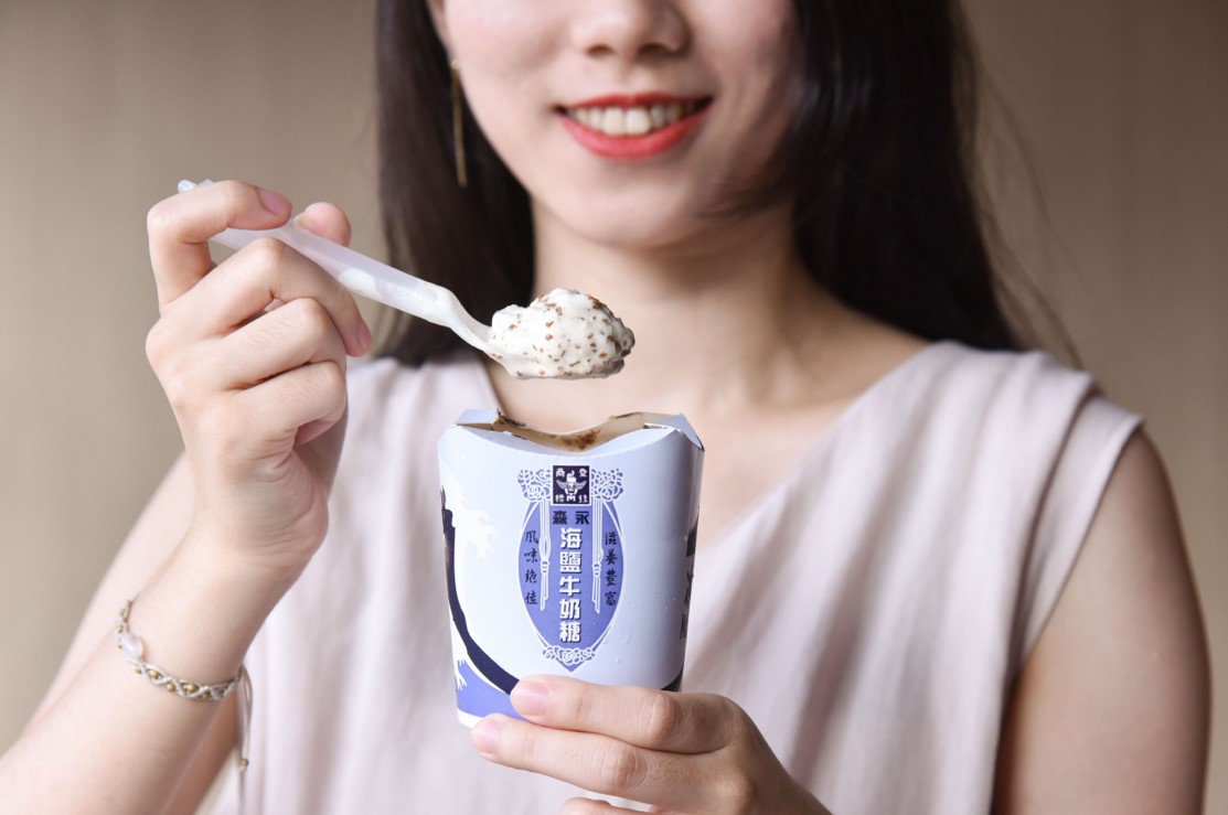 ▲麥當勞新品「森永海鹽牛奶糖冰炫風」，包裝設計致敬日本經典浮世繪作品《神奈川沖浪裏》，將其細膩畫風翻玩變成簡約文青風，彷彿海浪襲捲而來、躍上杯身。（圖／業者提供）