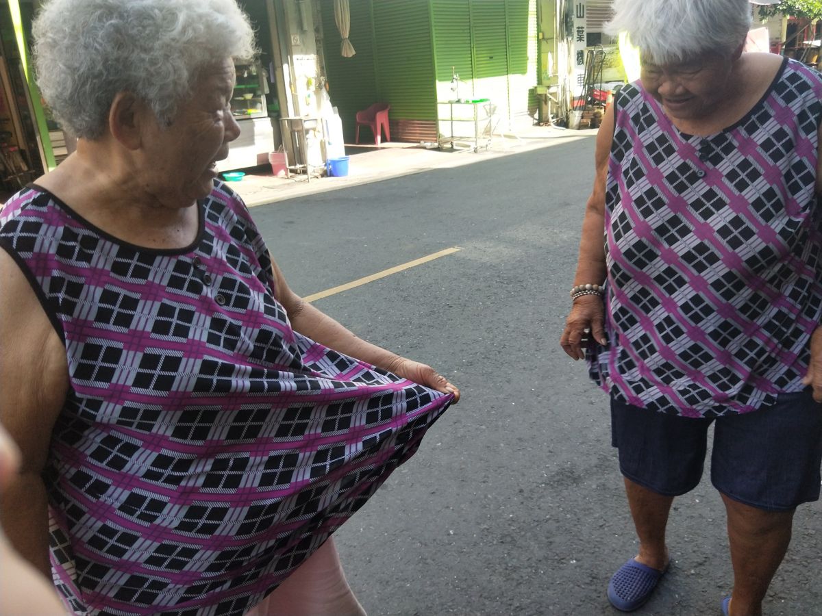 ▲網友載阿嬤出門，路上找人問路時，竟然巧遇另一個穿著長相都很相像的阿嬤，神展開讓大家笑翻。（圖／翻攝自爆廢公社二館臉書）