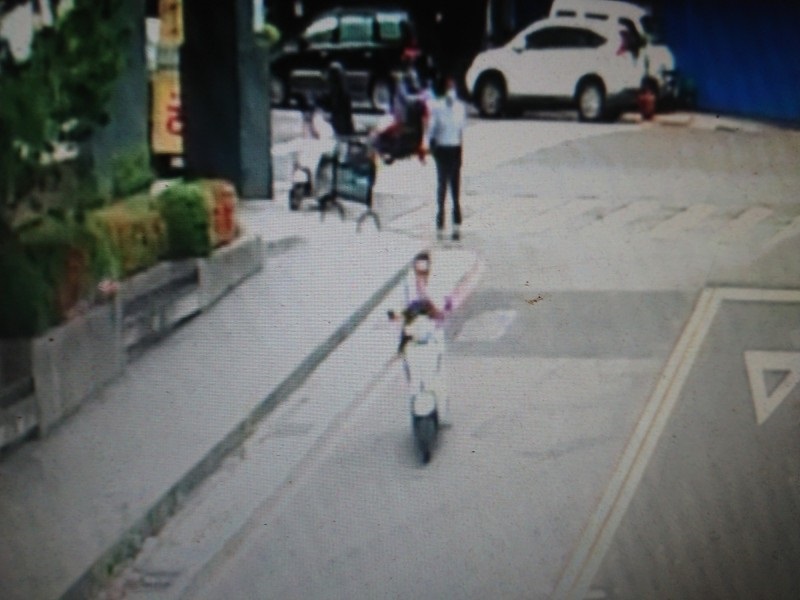 ▲張男逞兇後連安全帽都來不及戴，就急忙騎車逃逃種(翻攝監視器畫面)