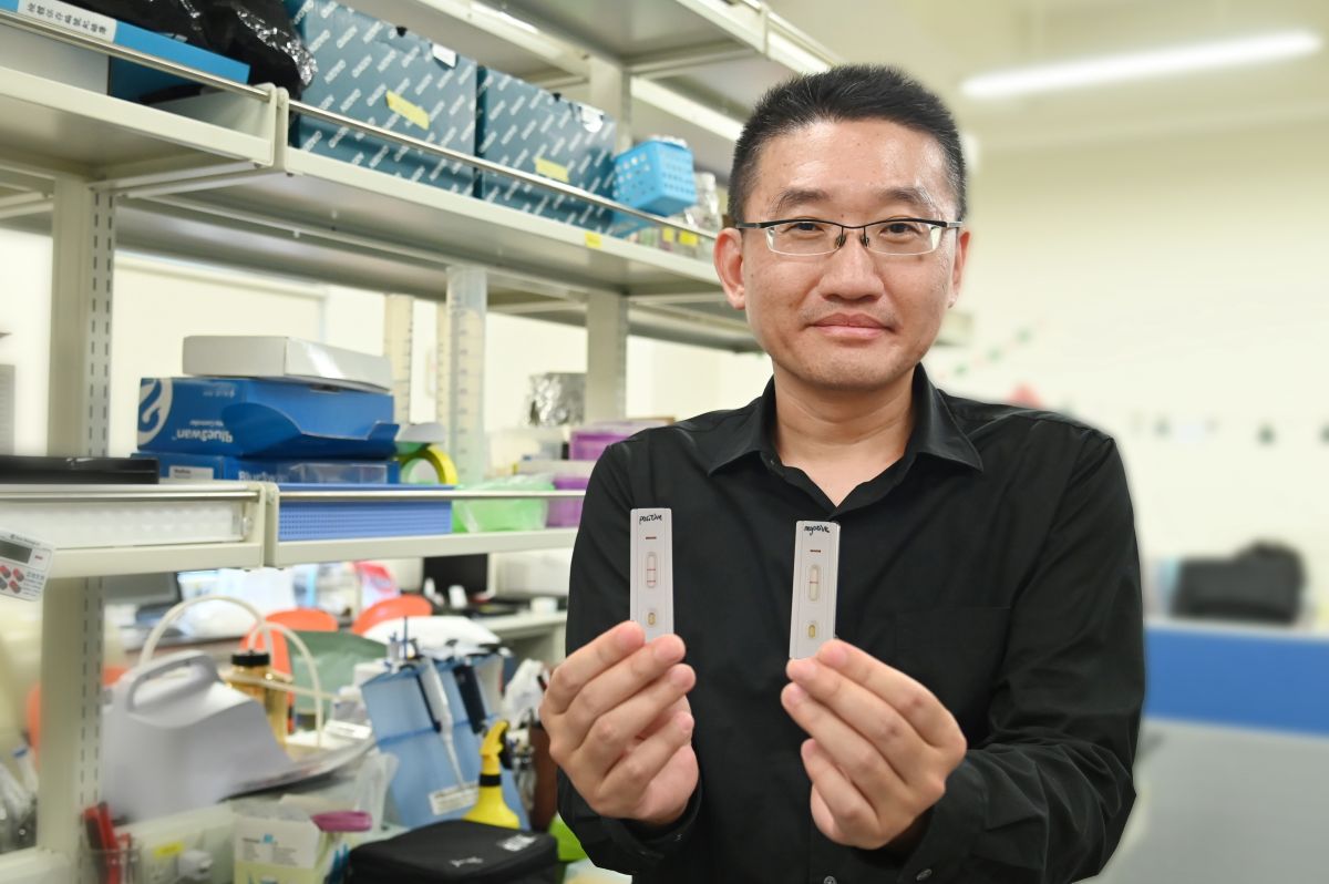 ▲清大教授鄭兆民研究團隊研發出在2分鐘內可快速了解武漢肺炎重症的快篩試片，已進入臨床實驗，未來可量產。（照片由清大提供,109.6.30）