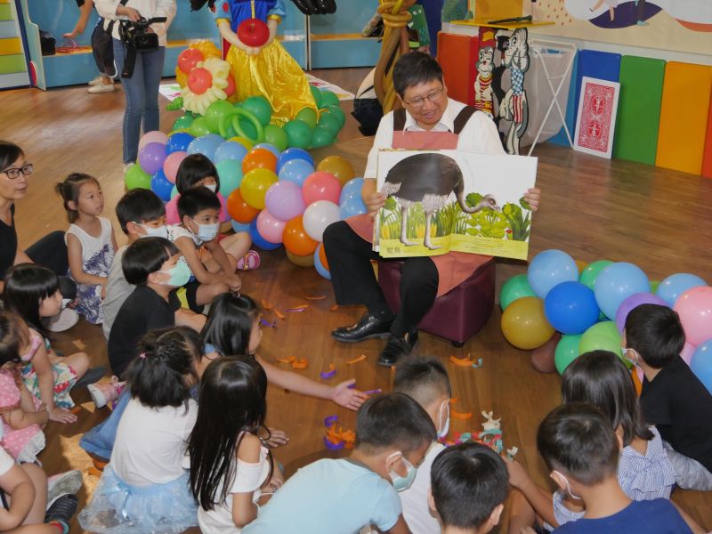 ▲新竹縣109年度閱讀起步走「Bookstart悅讀歡樂派」系列活動,7月5日起跑。縣長楊文科今(30)日變身成「故事爺爺」為在場的小朋友們說故事,氣氛溫馨。(圖/記者金祐妤攝,109.6.30)