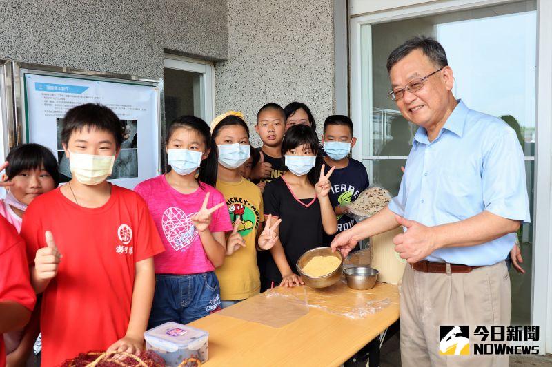 ▲由學生親自擔任解說員做靜態海報展示、活體生物講解、實作課程體驗等,為來賓做詳盡且生動的解說。(圖/記者張塵攝,2020.06.30)