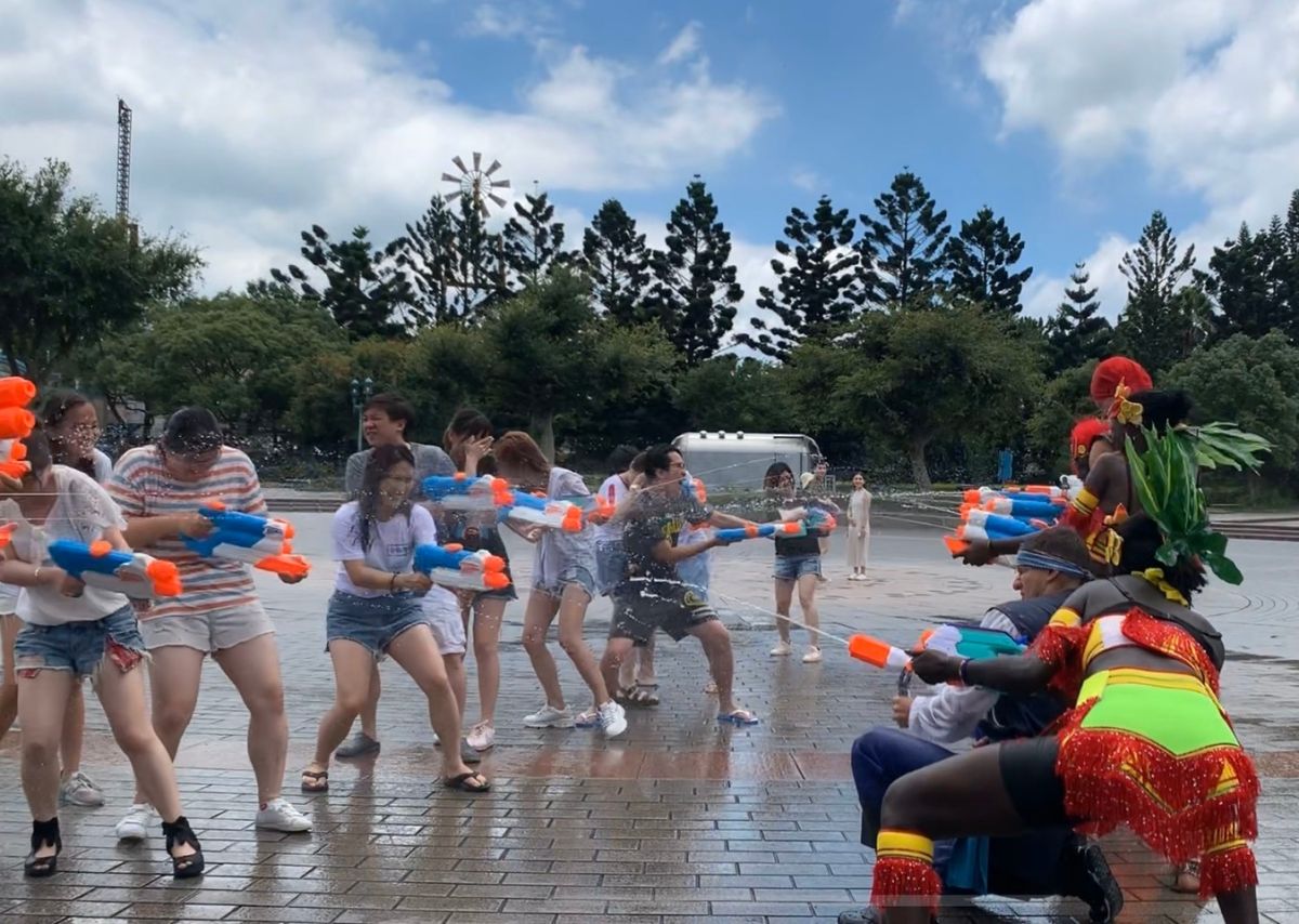 ▲六福村冰霧派對，引進大型「冰槍」、超音波迷霧、雪花噴射機等設施，活動期間每日三場水戰活動，將由水戰士們率領表演團隊與台下遊客對戰。(圖/六福村提供)