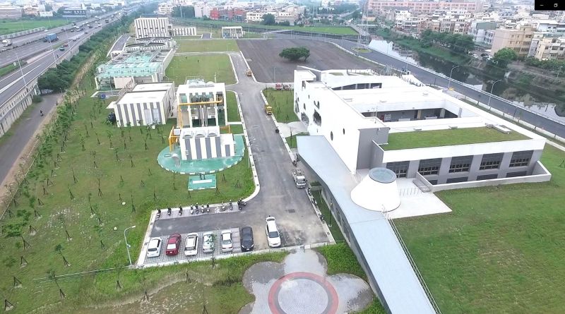 ▲彰化交流道南下入口匝道旁的彰化市水資源回收中心造型特殊,白色系建築相當引人注目。(圖/記者陳雅芳攝,2020.06.30)