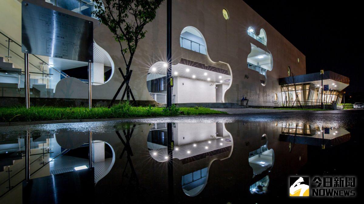 ▲彰化市水資源回收中心以彰化市花山櫻花作為管理大樓的設計元素，有攝影師夜晚拍攝，照片呈現宛如台中歌劇院。（圖／記者陳雅芳攝，2020.06.30）