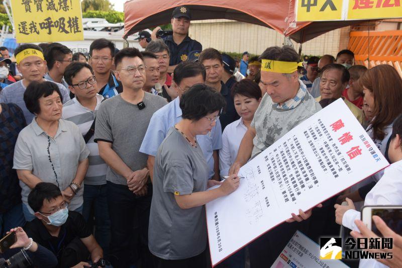 ▲彰化縣長王惠美簽署抗議書，表達反對立場。（圖／記者陳雅芳攝，2020.06.30）