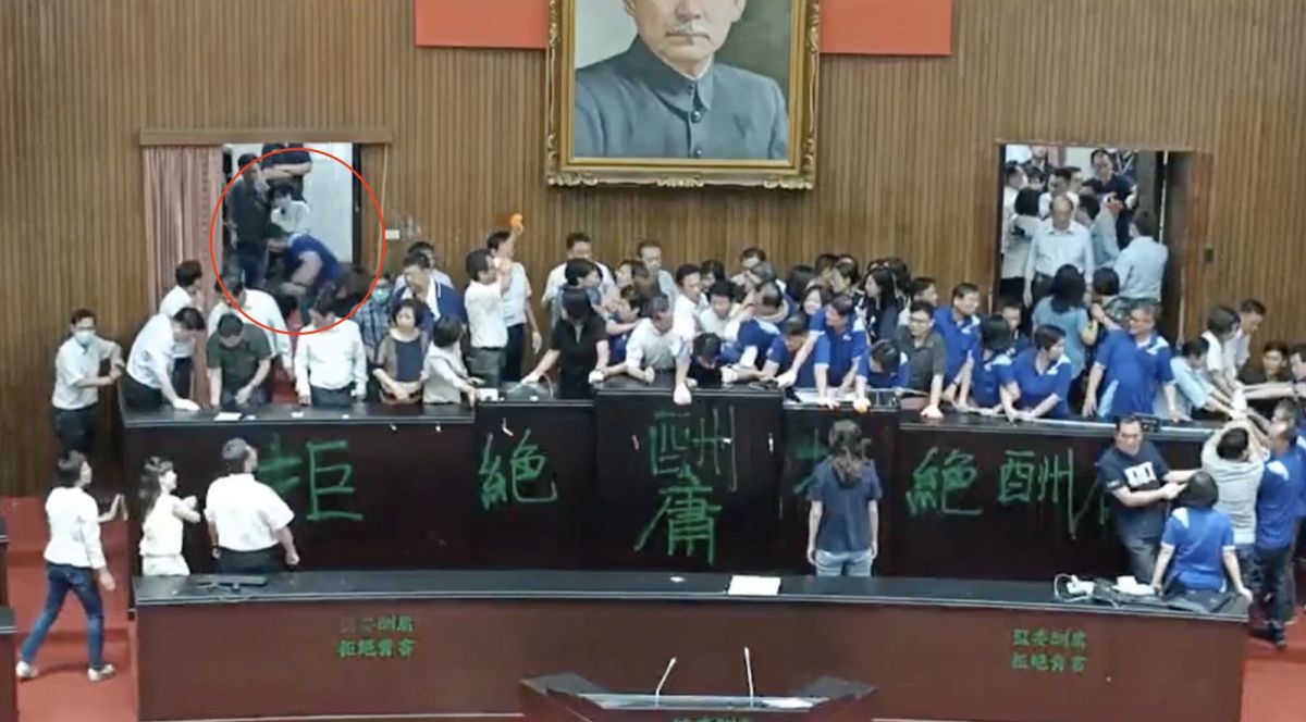 ▲遭控推打邱議瑩，洪孟楷怒 PO 影片澄清。（圖／翻攝自洪孟楷臉書）