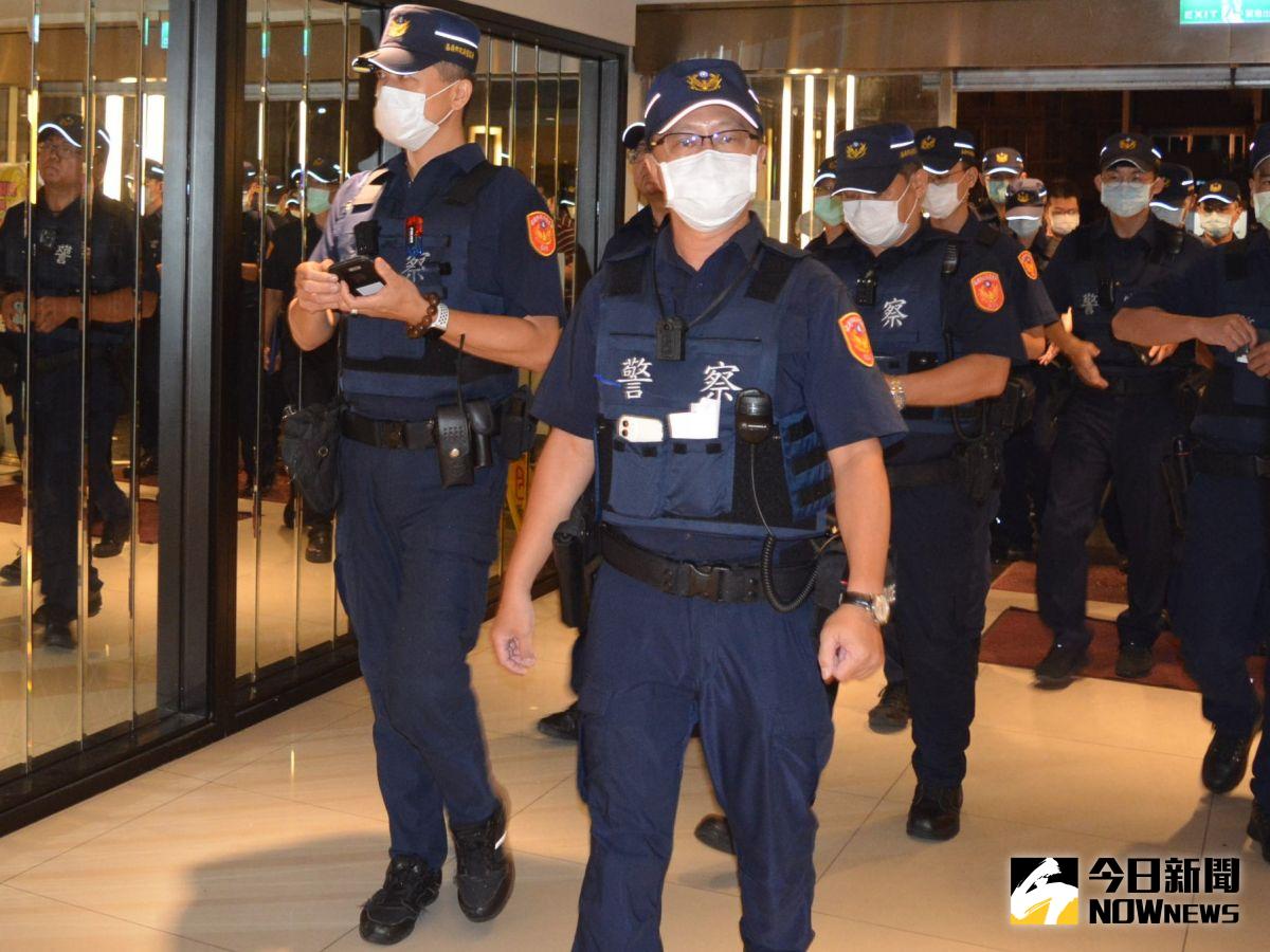 ▲市警局協同各單位至KTV進行臨檢、盤查。（圖／記者郭政隆攝影2020.6.30）