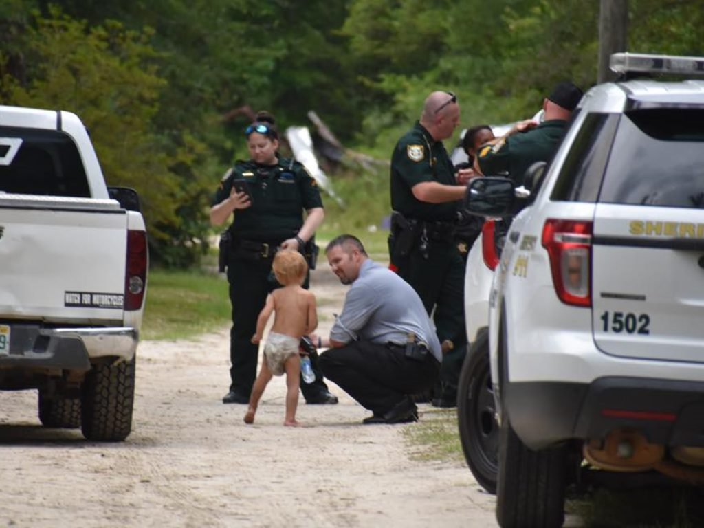 狗狗一路像保鑣一樣陪伴著馬歇爾，讓目擊的民眾也很感動。（圖／Walton County Sheriff, Michael A. Adkinson, Jr.） 