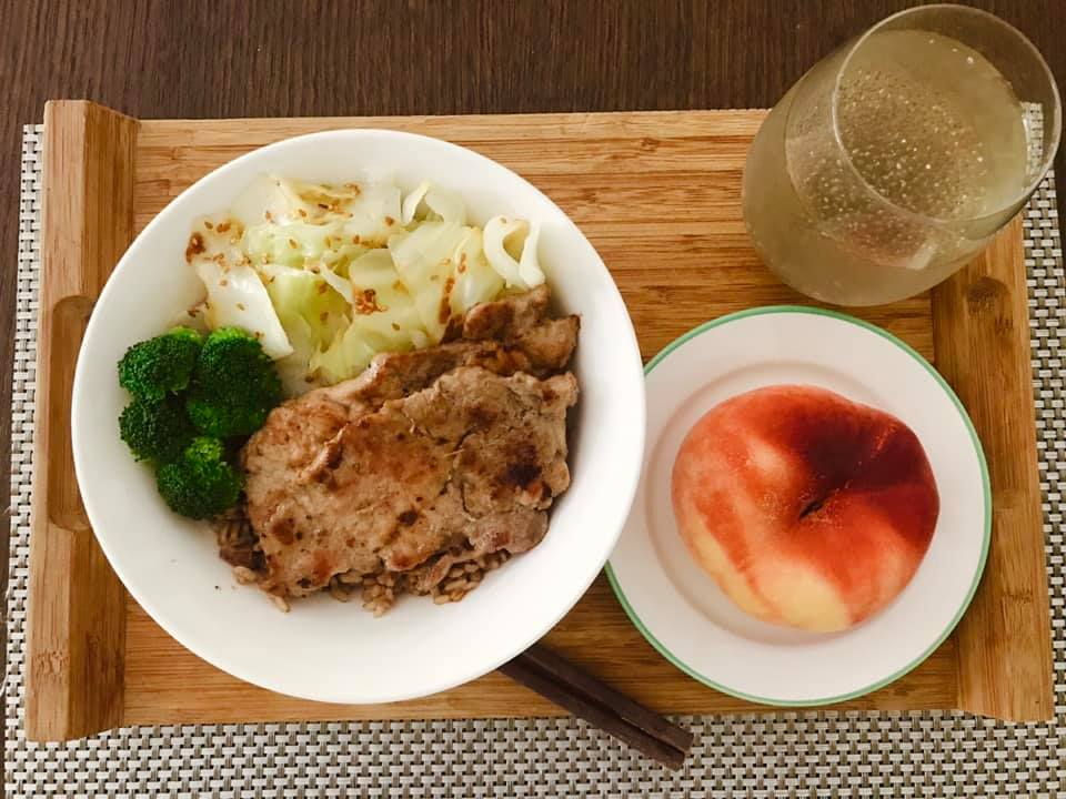 ▲高纖午餐-香煎豬排穀飯（圖／媽咪速玲臉書）
