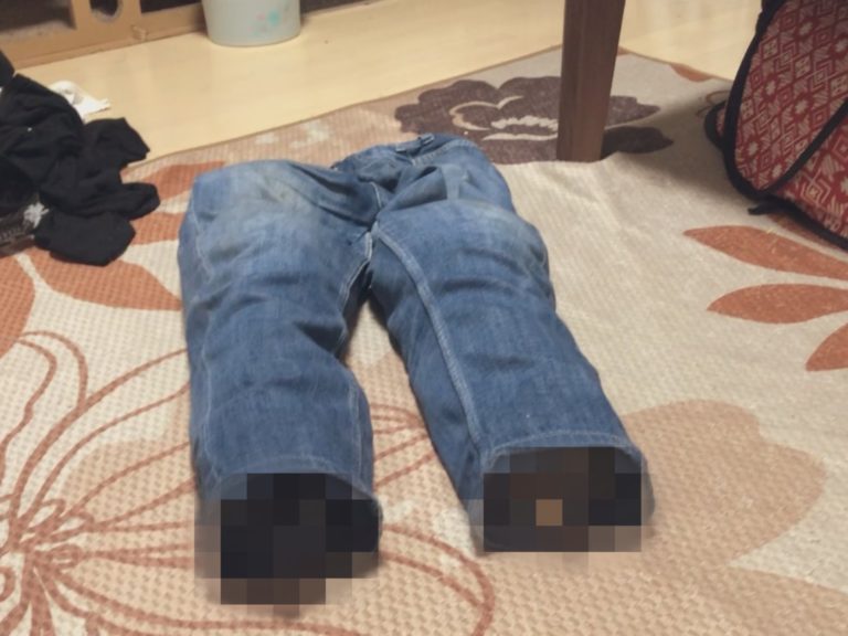 牛仔褲放太久小心「長蟲」？日本推主捕捉到超爆笑一幕
