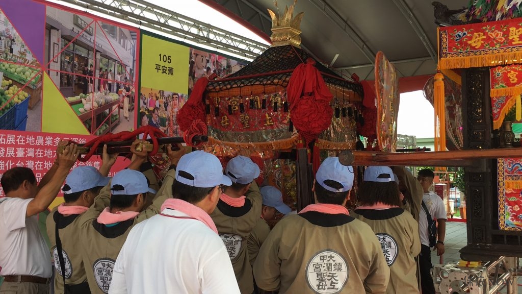 台灣的民間信仰有鑽轎腳的習俗。（圖／記者黃彥昇攝）