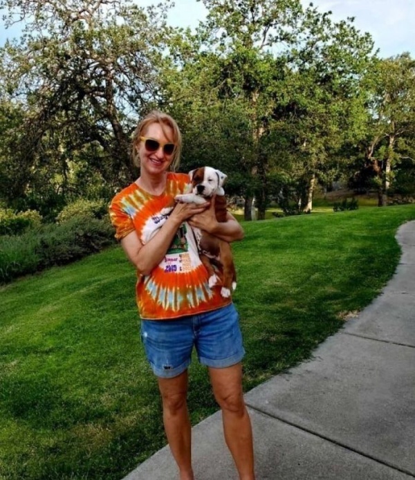 艾維斯來到了新家，和新主人合照。（圖／IG@asherthestafford） 