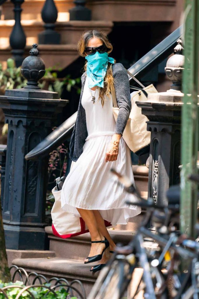 NEW YORK, NEW YORK – JUNE 20: Sarah Jessica Parker is seen in the West Village on June 20, 2020 in New York City. (Photo by Gotham/GC Images)
