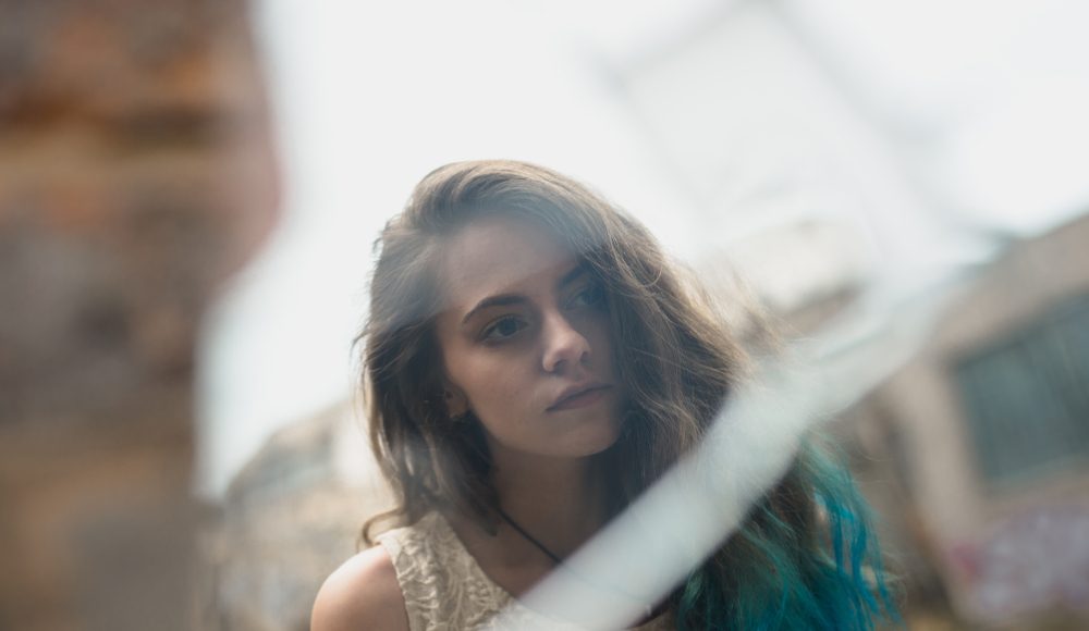  ▲當女孩把注意力放在情人身上，會開始質疑自己的選擇與判斷，也會對自己的魅力失去信心。（圖／Shutterstock）